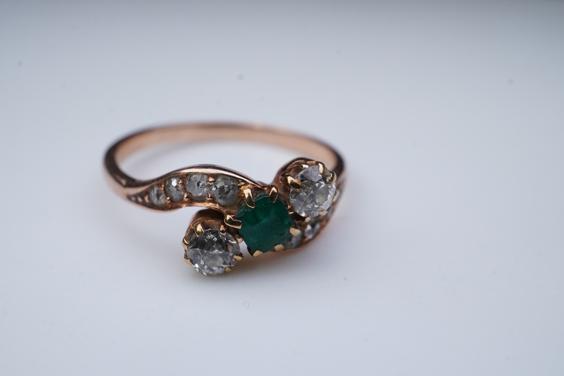 An emerald & diamond ring, early 20th century